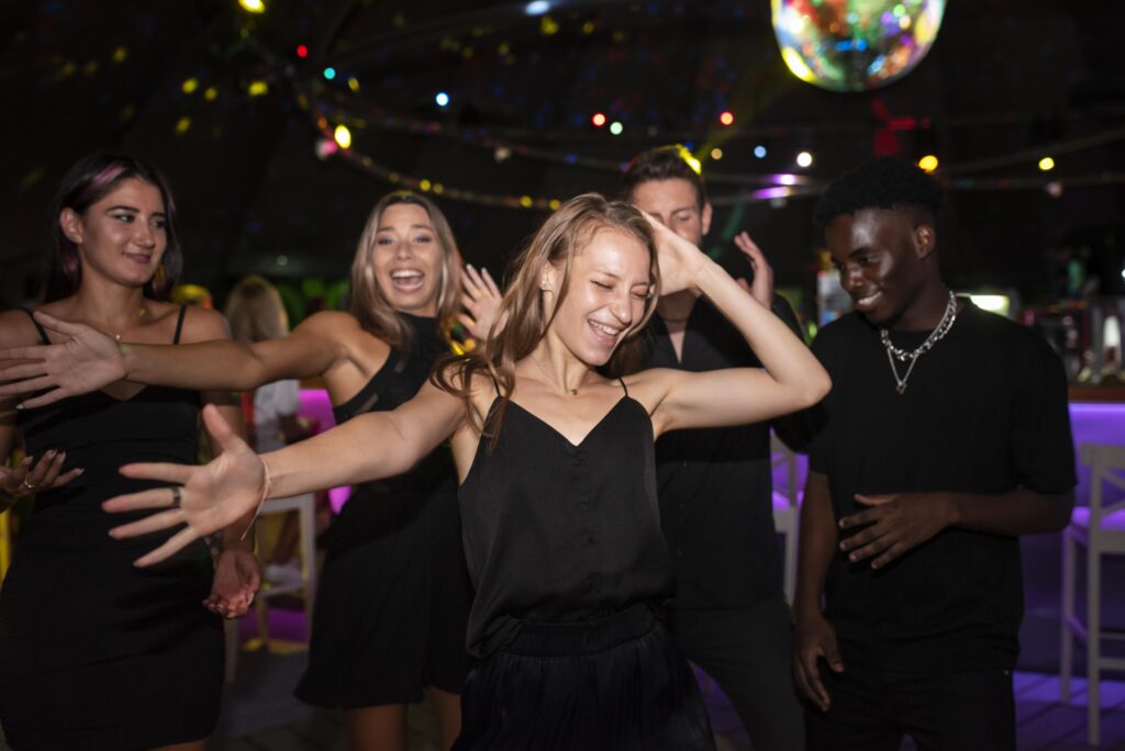 les gens de la vie nocturne s amusent dans les bars et les clubs