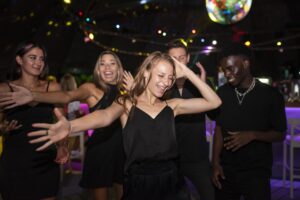 les gens de la vie nocturne s amusent dans les bars et les clubs