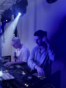 DJ animant une soirée à Montpellier avec micro et table de mixage
