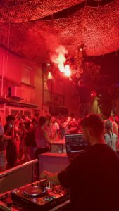 DJ animant un événement extérieur à Montpellier avec fumigène rouge