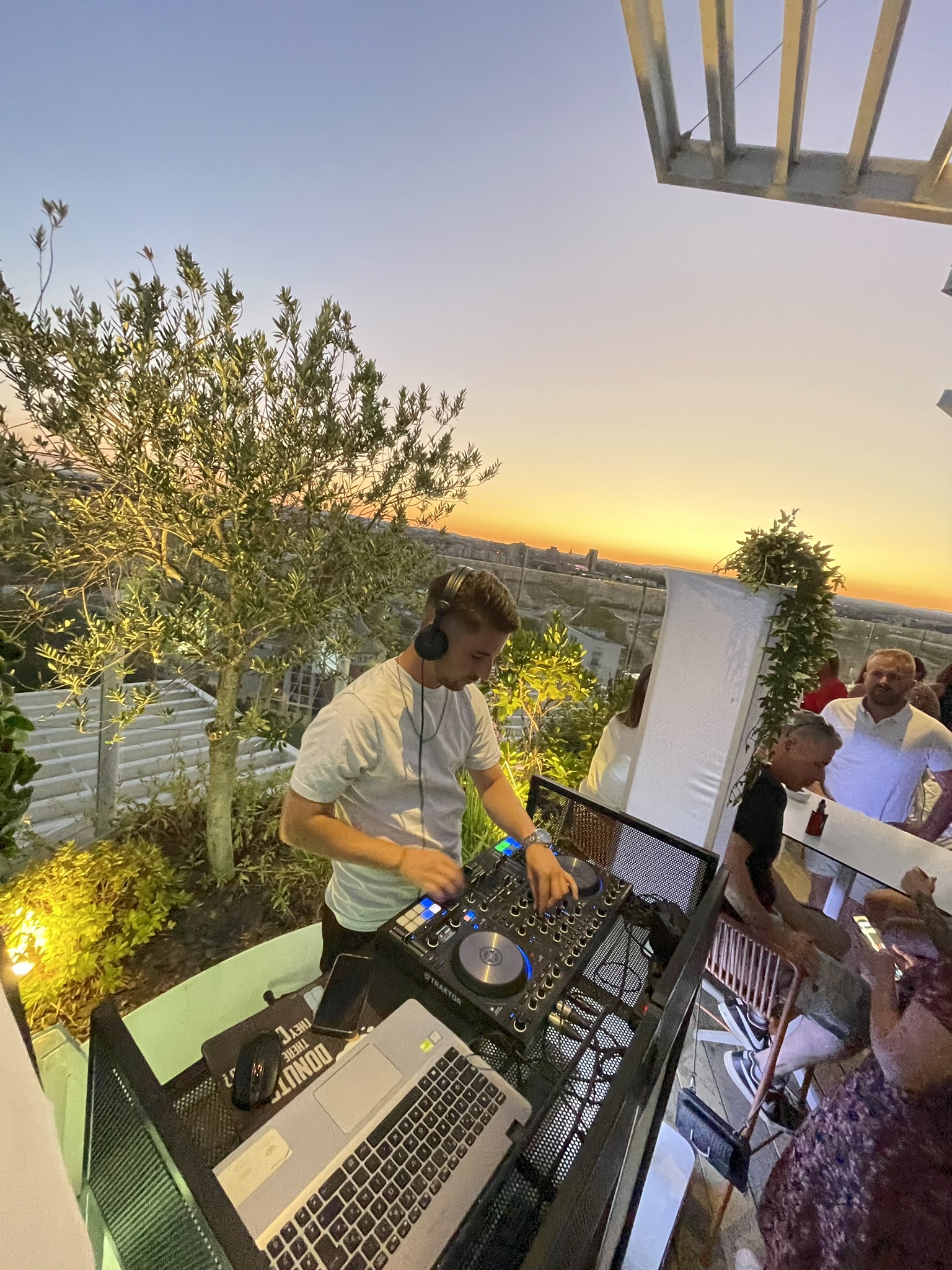DJ à Montpellier animant au rooftop arbre blanc au coucher du soleil