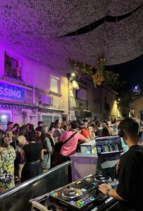 DJ animant une soirée extérieure à Montpellier avec un public nombreux