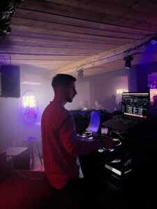 DJ mixant au Wine Note à Montpellier lors d’une soirée